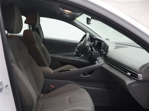 Used 2026 Hyundai Elantra SE FWD image 9
