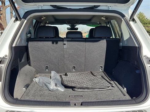 Used 2022 Volkswagen Tiguan SE w/ Panoramic Sunroof Package image 9
