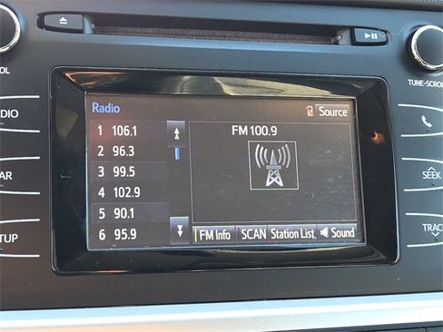 Used 2016 Toyota Highlander LE image 19