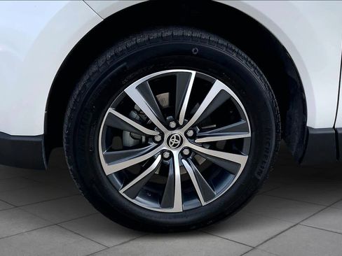 Used 2021 Toyota Venza LE image 11