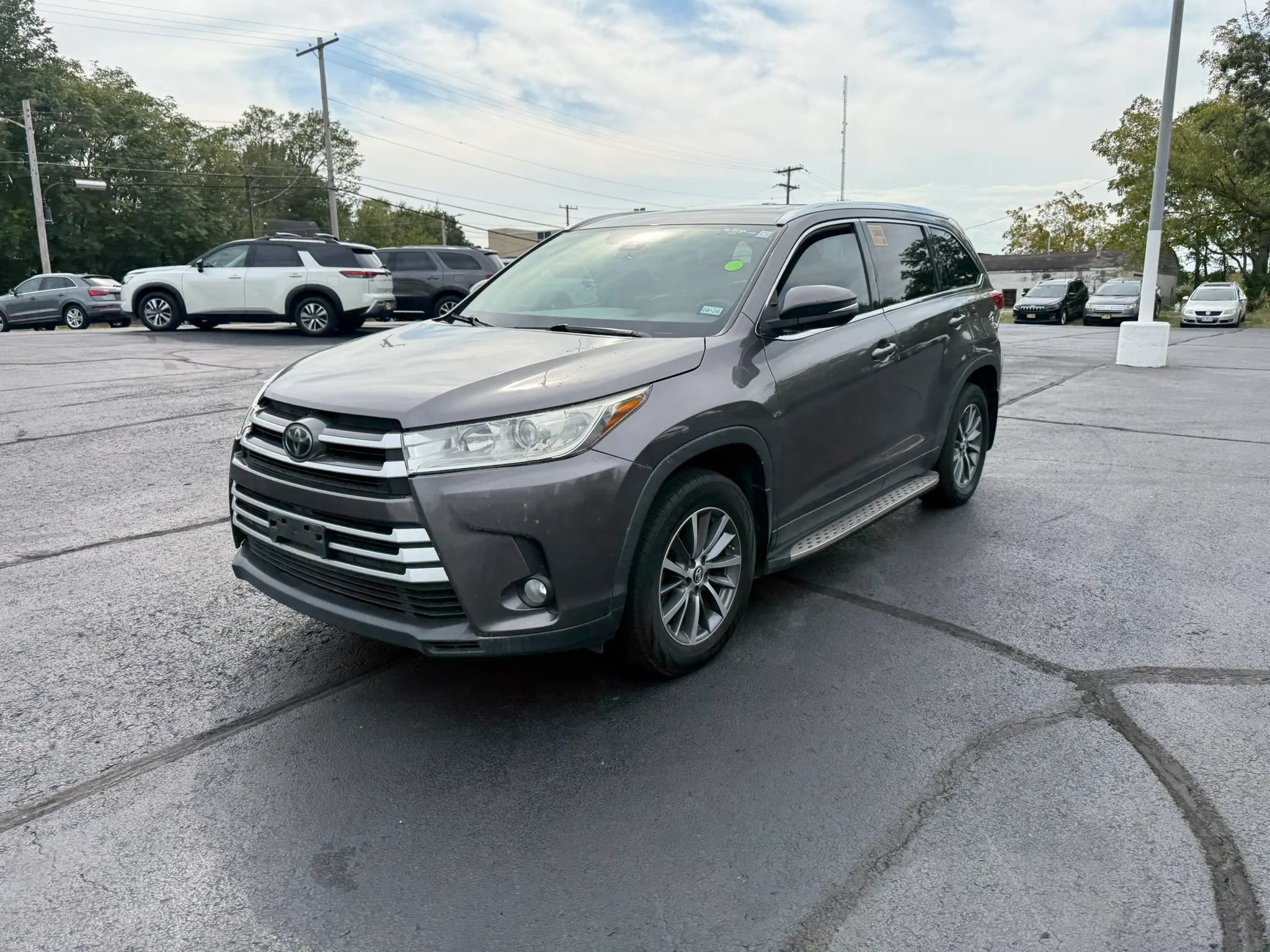 Used 2019 Toyota Highlander XLE FWD image 3