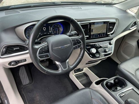 Used 2020 Chrysler Pacifica Touring-L Plus w/ Advanced Safetytec Group FWD image 17