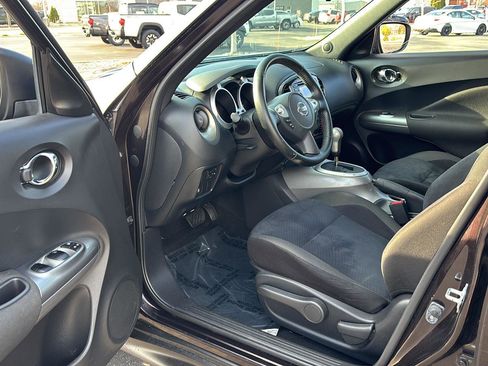 Used 2017 Nissan Juke SV image 2