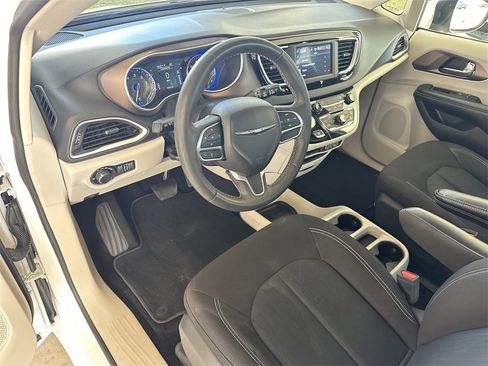 Used 2022 Chrysler Voyager LX image 13