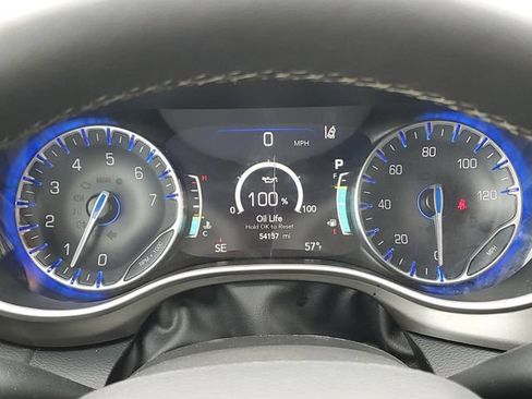 Used 2024 Chrysler Pacifica Touring-L FWD image 9