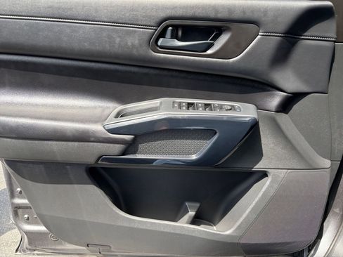 Used 2025 Nissan Pathfinder SV AWD/4WD image 18