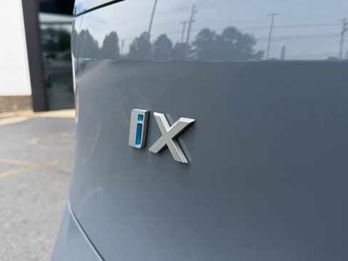 Used 2023 BMW iX xDrive50 w/ Sport Package AWD/4WD image 12