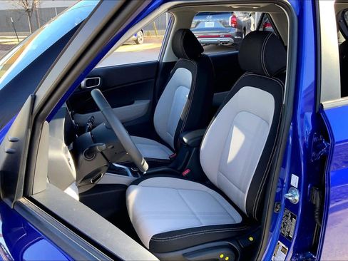 Certified 2025 Hyundai Venue SEL image 7