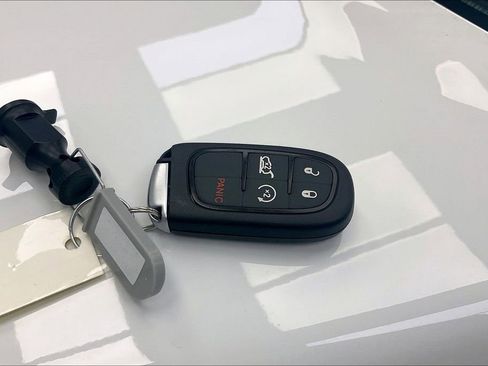 Used 2023 Jeep Cherokee Altitude Lux image 9