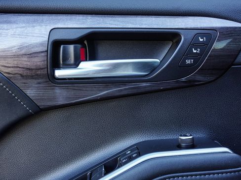 Used 2020 Toyota Highlander Platinum image 32