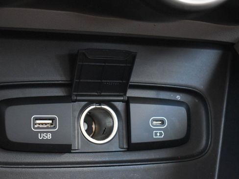 Used 2025 Hyundai Venue SEL FWD image 8