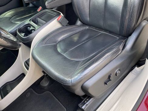 Used 2019 Chrysler Pacifica Touring-L FWD image 24