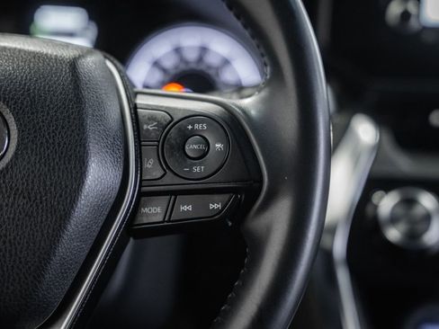 Used 2021 Toyota Venza LE image 29