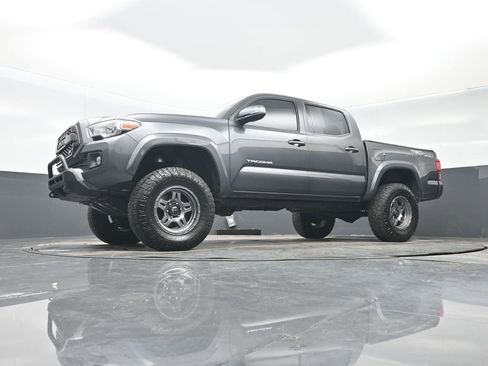 Used 2017 Toyota Tacoma TRD Sport w/ Tow Package (A/T) AWD/4WD image 26