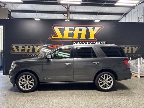 Used 2018 Ford Expedition Platinum RWD image 2