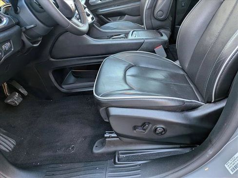 Used 2025 Chrysler Pacifica Limited image 15