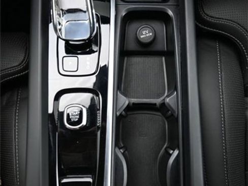 Used 2023 Volvo XC60 B6 Ultimate w/ Protection Package Premier image 11