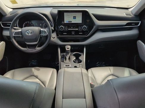 Used 2024 Toyota Highlander XLE AWD/4WD image 15