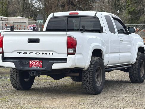 Used 2017 Toyota Tacoma TRD Sport image 4