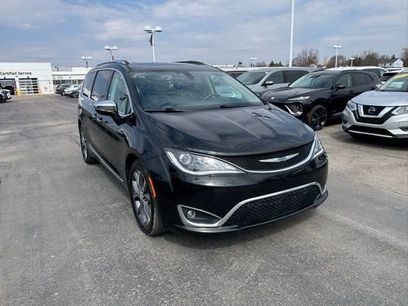 Used 2018 Chrysler Pacifica Limited w/ Tire & Wheel Group