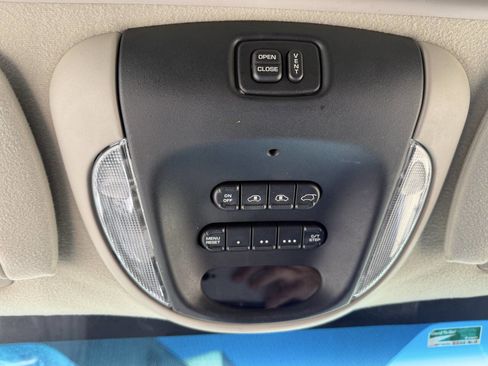 Used 2006 Chrysler Town & Country Touring image 58