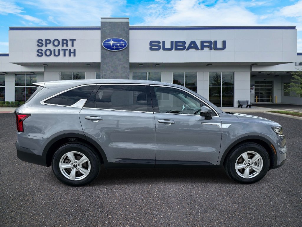 Used 2023 Kia Sorento LX FWD image 2