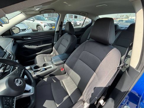 Used 2025 Nissan Altima 2.5 SV FWD image 32