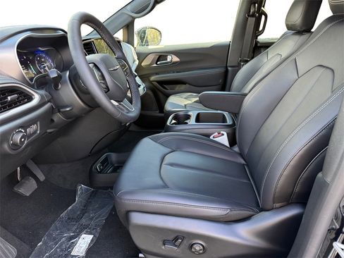 New 2026 Chrysler Pacifica Select image 9