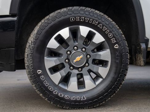 Used 2021 Chevrolet Silverado 2500 Custom w/ Custom Value Package image 2