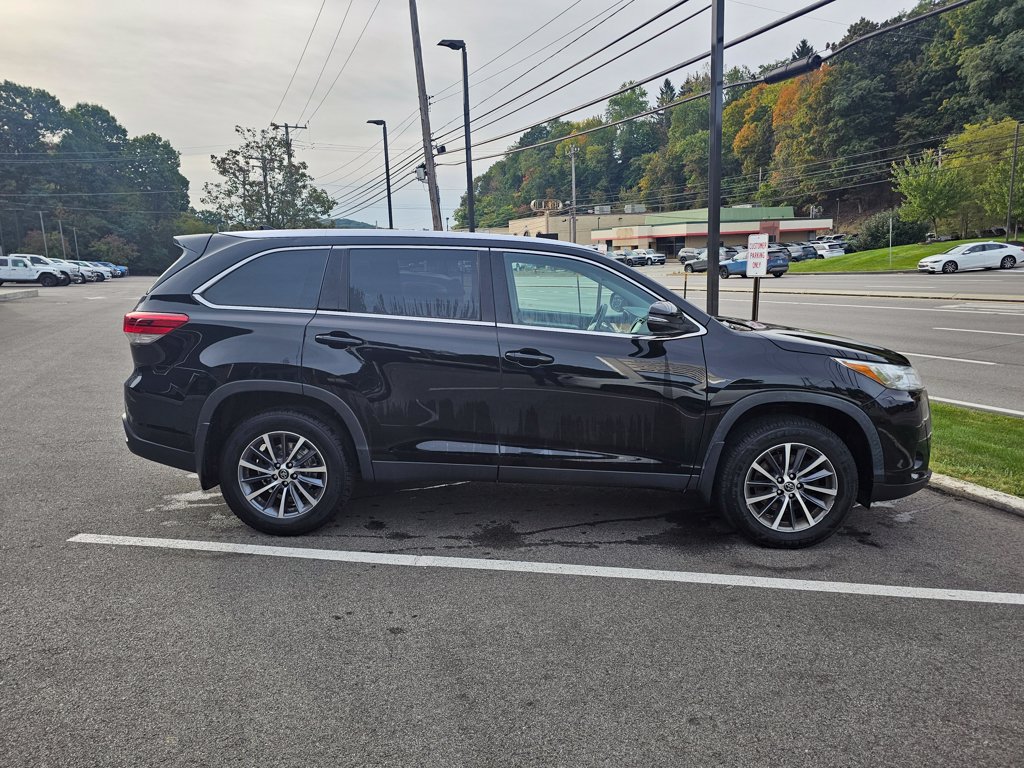 Used 2019 Toyota Highlander XLE AWD/4WD image 4