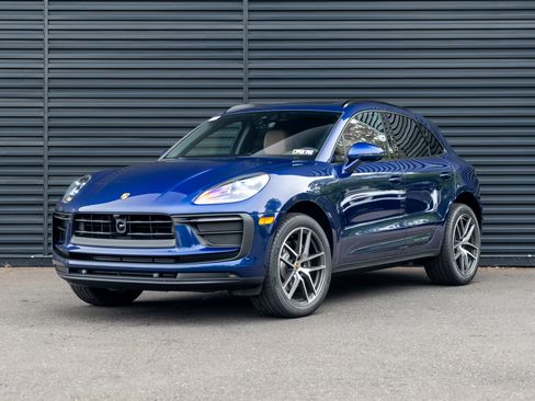 Certified 2025 Porsche Macan image 1