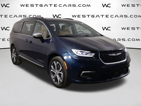 Used 2025 Chrysler Pacifica Pinnacle w/ Trailer Tow Group AWD/4WD image 47
