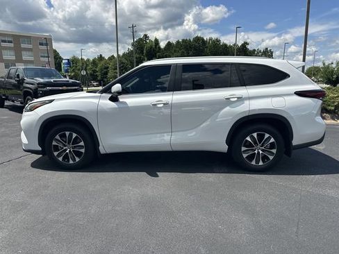 Used 2024 Toyota Highlander XLE FWD image 5
