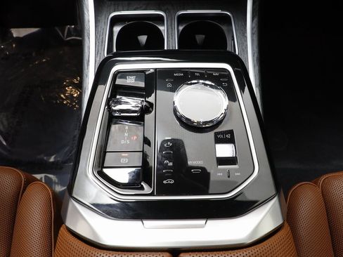 Certified 2025 BMW 760i xDrive w/ Executive Package image 13