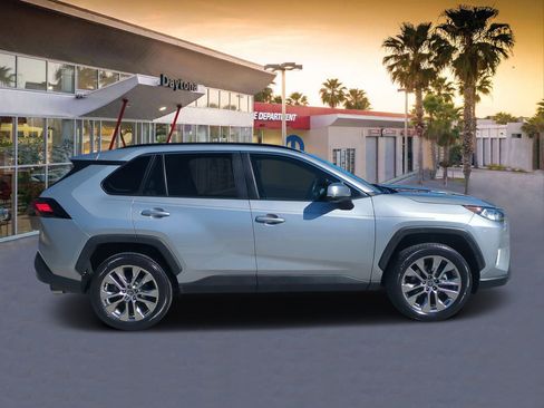 Used 2021 Toyota RAV4 XLE Premium image 2