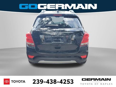Used 2020 Chevrolet Trax LT w/ Sun & Sound Package FWD image 11
