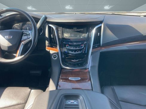 Used 2018 Cadillac Escalade ESV Luxury image 28