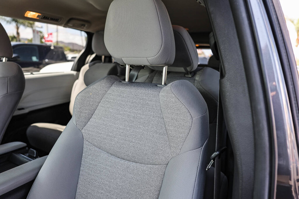 Certified 2025 Toyota Sienna LE FWD image 17