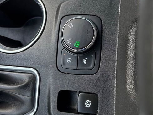 Used 2022 Chevrolet Traverse LT image 16