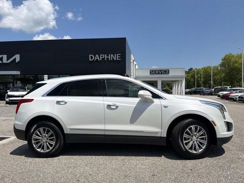 Used 2017 Cadillac XT5 Luxury w/ Driver Awareness Package FWD image 3