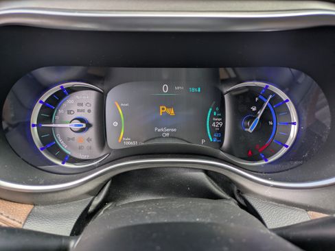 Used 2020 Chrysler Pacifica Limited w/ Advanced Safetytec Group FWD image 25