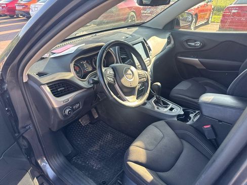 Used 2017 Jeep Cherokee Latitude w/ Safety/Convenience Group AWD/4WD image 9