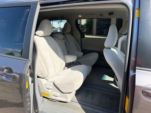 Used 2014 Toyota Sienna LE FWD image 19