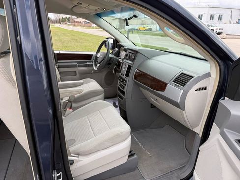 Used 2009 Chrysler Town & Country Touring FWD image 21
