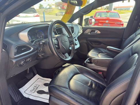 Used 2020 Chrysler Pacifica Touring w/ S Appearance Package FWD image 10