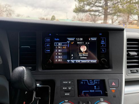 Used 2015 Toyota Sienna LE image 25