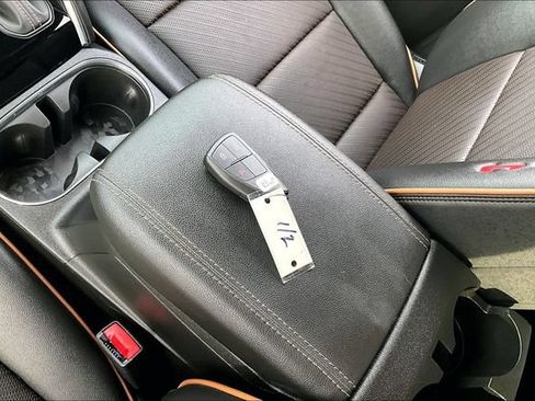 Used 2023 GMC Canyon AT4 w/ AT4 Premium Package AWD/4WD image 9