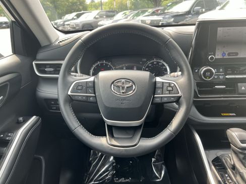 Used 2025 Toyota Highlander XLE AWD/4WD image 16