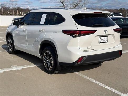 Used 2021 Toyota Highlander XLE image 6