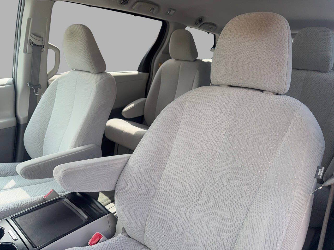 Used 2012 Toyota Sienna LE w/ Towing Pkg FWD image 14